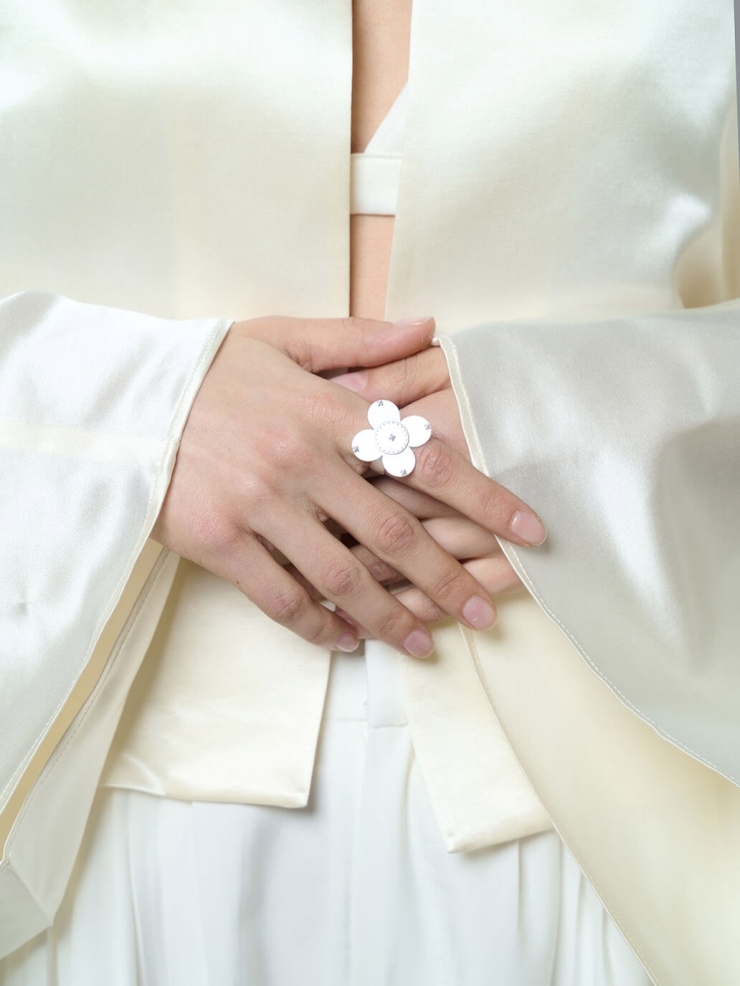 White nouveau carillon ring