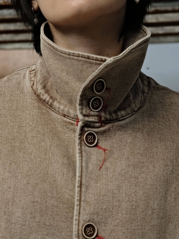 Brown cowboy jacket with a tailored silhouette