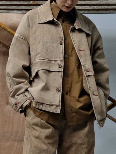 Brown cowboy jacket with a tailored silhouette