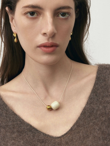 Gold Drops Seal Earrings