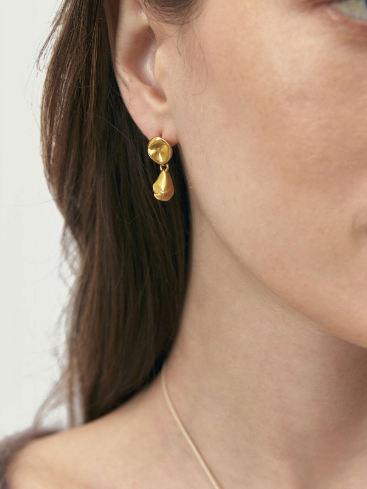 Gold Drops Seal Earrings