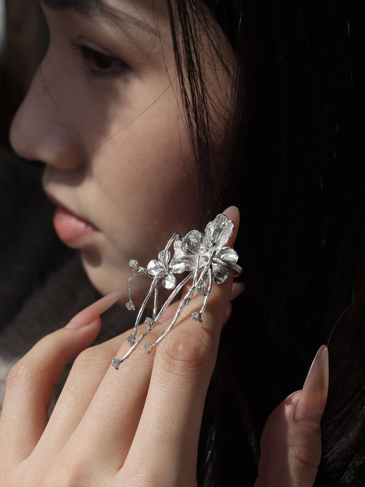 Hibiscus with Agarwood Ear Clip - Single