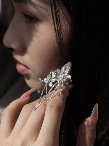 Hibiscus with Agarwood Ear Clip - Single