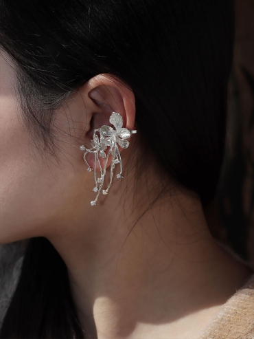 Hibiscus with Agarwood Ear Clip - Single