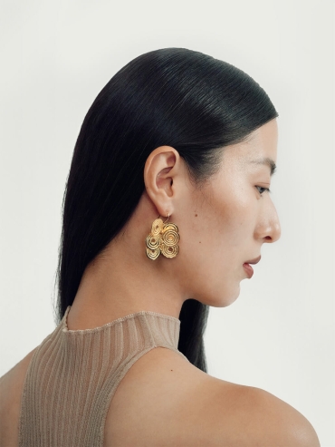 Gold Linked Beads and Cloud Pattern Short Earrings