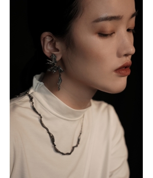 AOKINSIDE Black Wind Eroded Sunflower Earrings