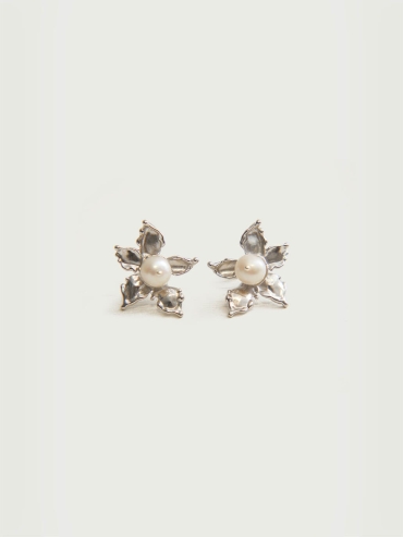 Silver Hydrangea Pearl Stud Earrings