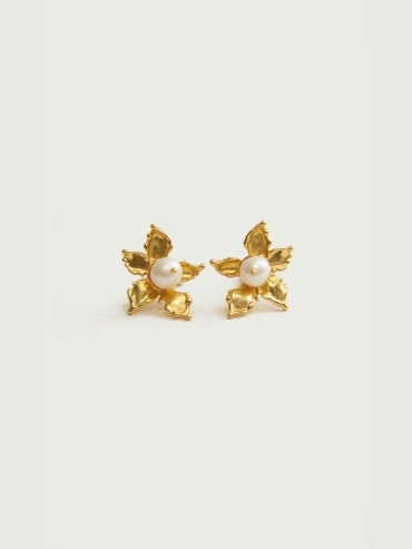 Gold Hydrangea Pearl Stud Earrings