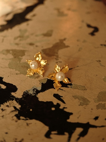 Gold Hydrangea Pearl Stud Earrings