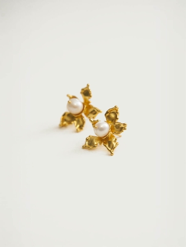 Gold Hydrangea Pearl Stud Earrings