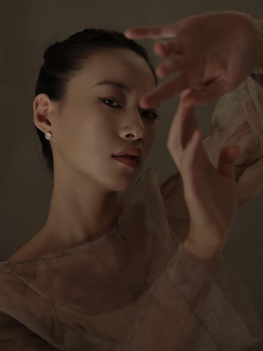 White silver texture earrings