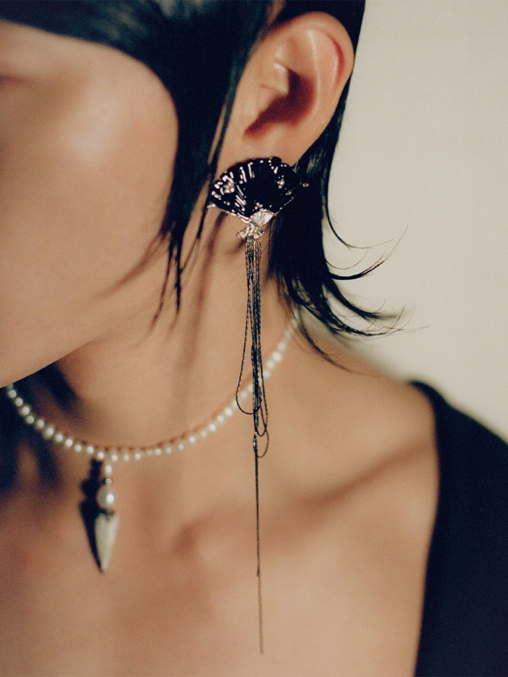 HANYING Black Enamel Fan Tassel Earring (Single)