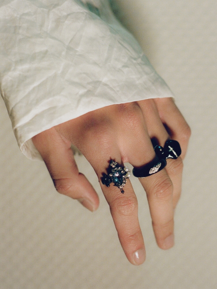 HANYING Silver Enamel Textured Ring With Crystal