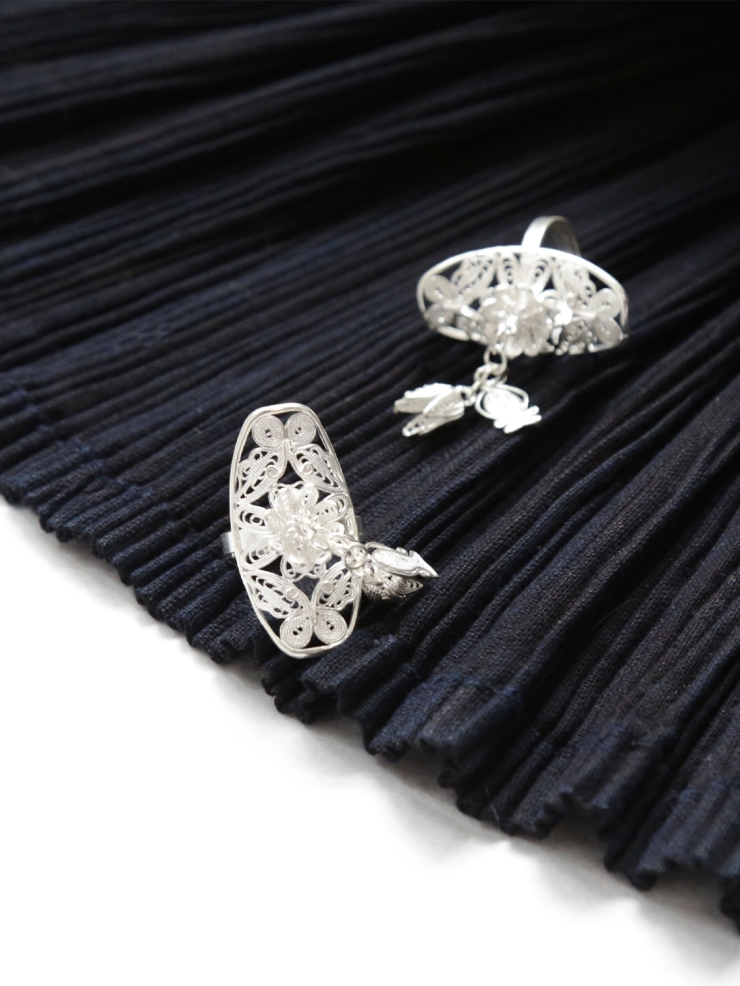 SUI-Knitting Ring with Fish and Bloom Shaped Hangings