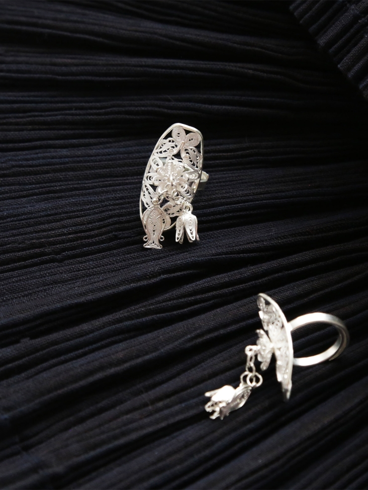 SUI-Knitting Ring with Fish and Bloom Shaped Hangings