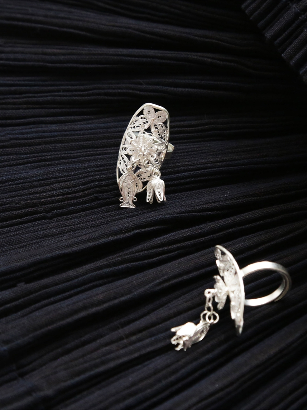 SUI-Knitting Ring with Fish and Bloom Shaped Hangings