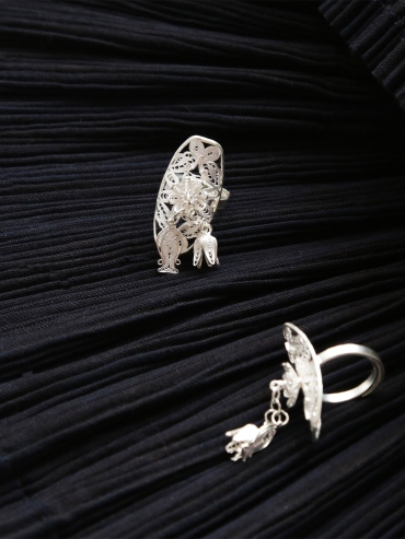 SUI-Knitting Ring with Fish and Bloom Shaped Hangings