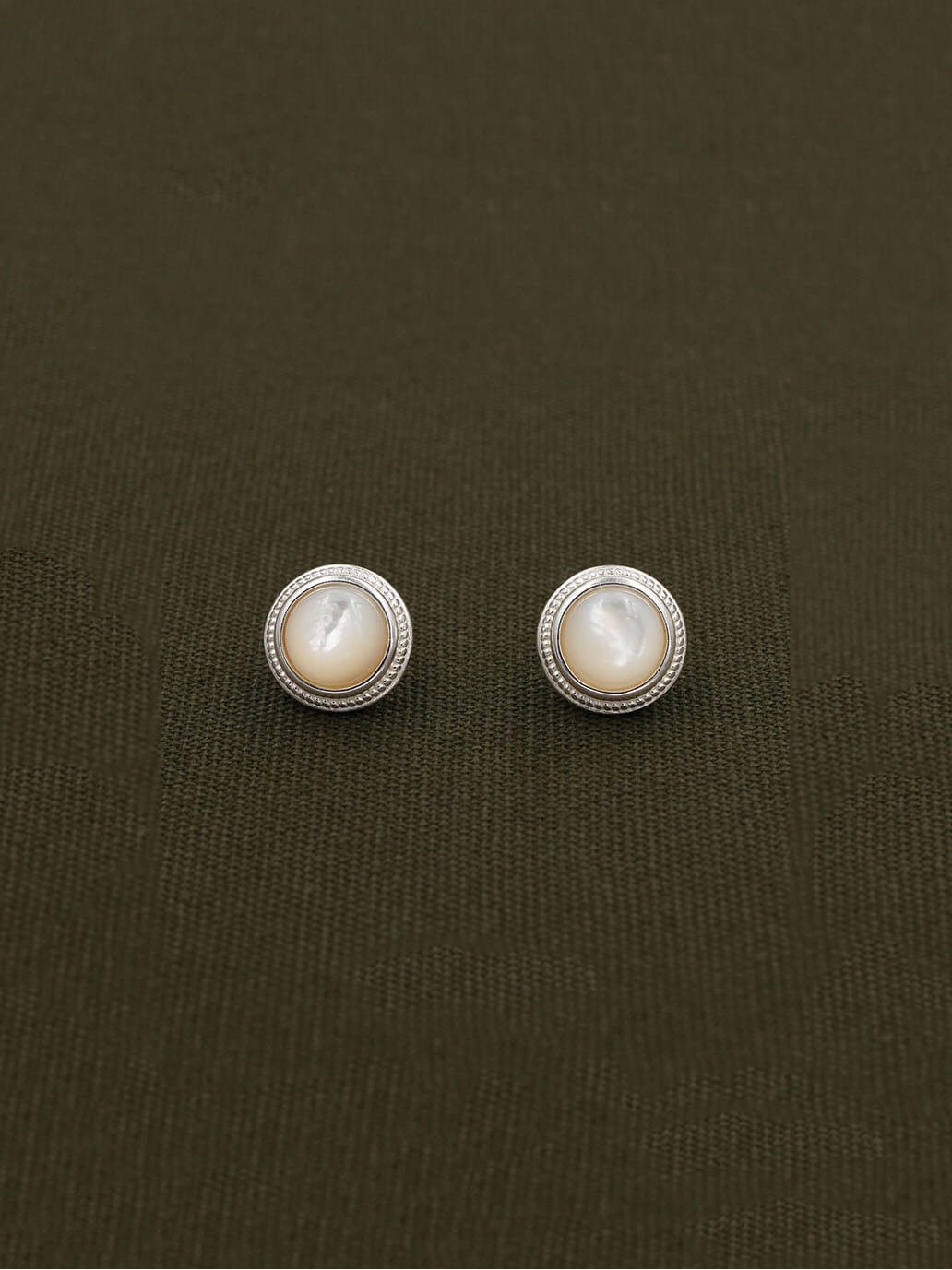 White Silent Ech Earrings