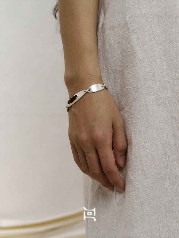 Silver Oval Calf Leather Inlaid Bracelet