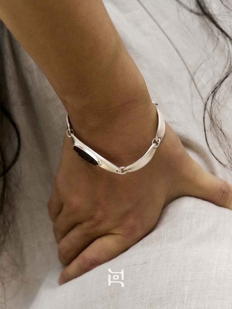 Silver Oval Calf Leather Inlaid Bracelet