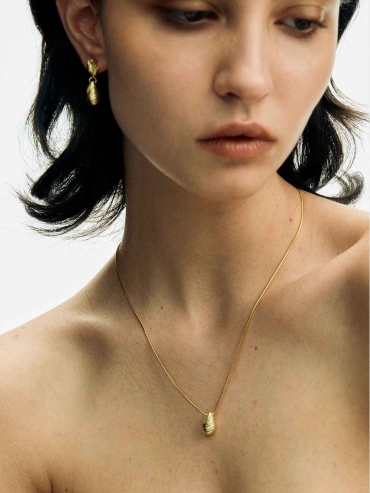 Gold Teardrop Oval Necklace