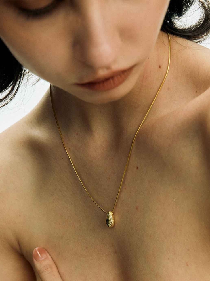 Gold Teardrop Oval Necklace