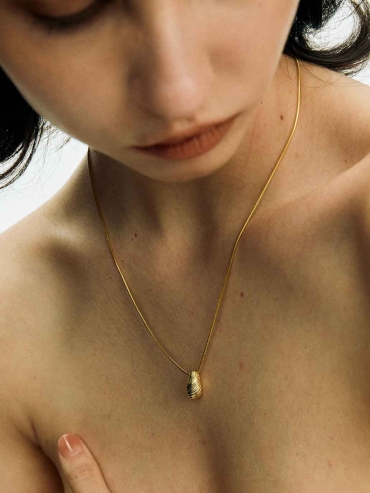 Gold Teardrop Oval Necklace