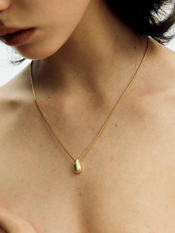 Gold Teardrop Oval Necklace