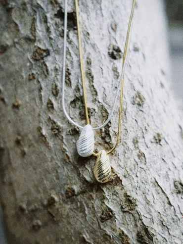 Gold Teardrop Oval Necklace