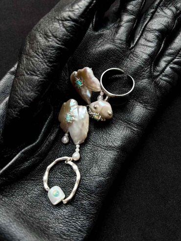 Gem-Inlaid Flowing Dewdrop Opal Ring