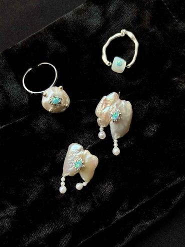 Gem-Inlaid Flowing Dewdrop Opal Ring