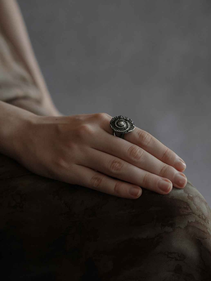 Black Shell Gatherer Ring