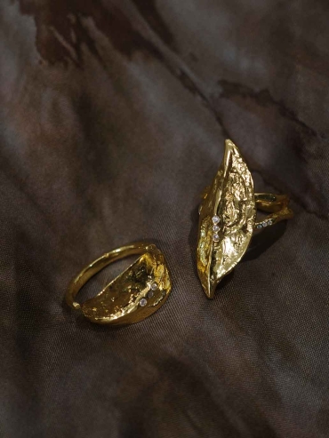 Gold Broad Leaf Vertical Ring