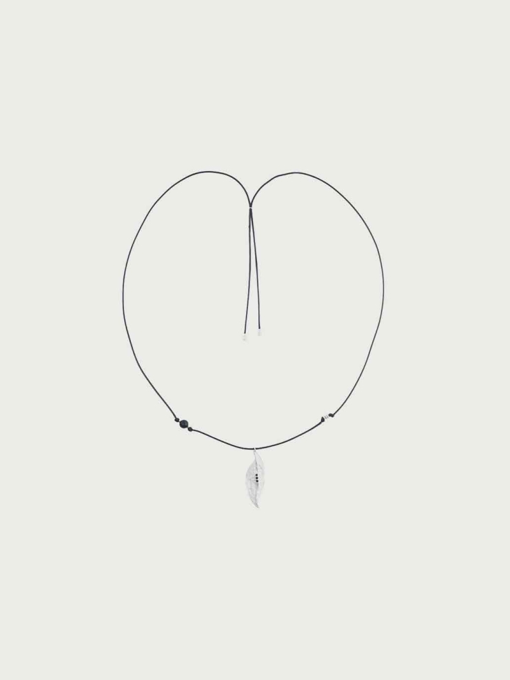 White Broad Leaf Minor Tone Cord Necklace