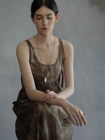 White Broad Leaf Minor Tone Cord Necklace