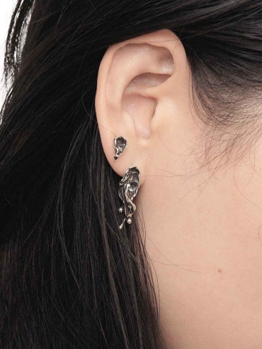 The Fluent Arc Black Tear Earrings