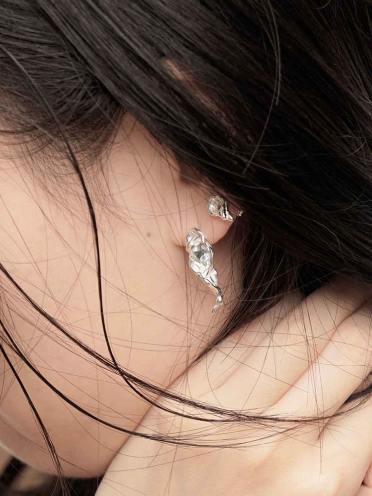 The Fluent Arc White Tear Earrings