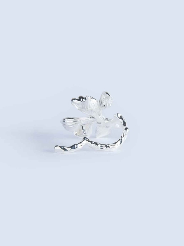 La Primavera Veil Magnolia Ring