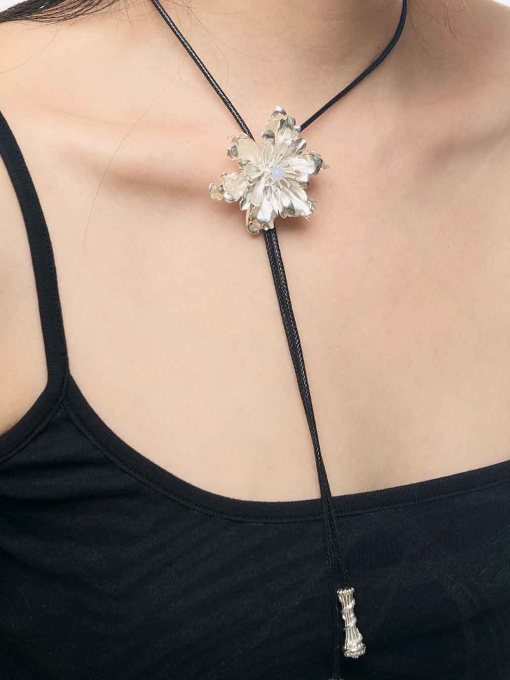 La Primavera Mistline Bolo tie Necklace