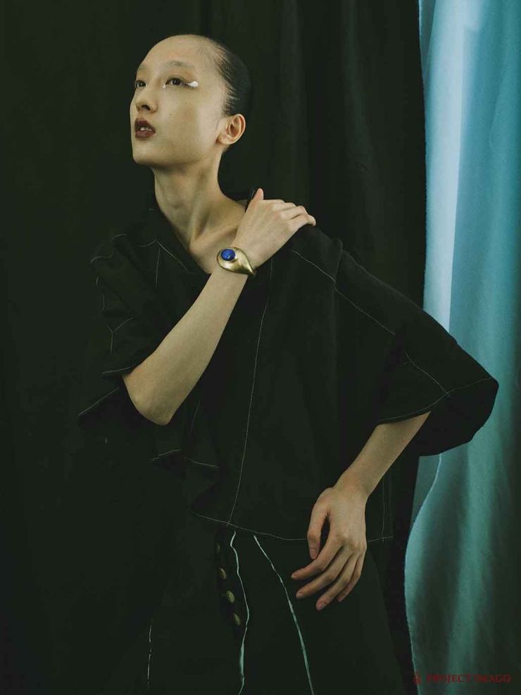 Gold Lapis Oculus Bangle