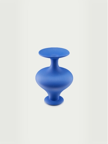 Klein blue China vase