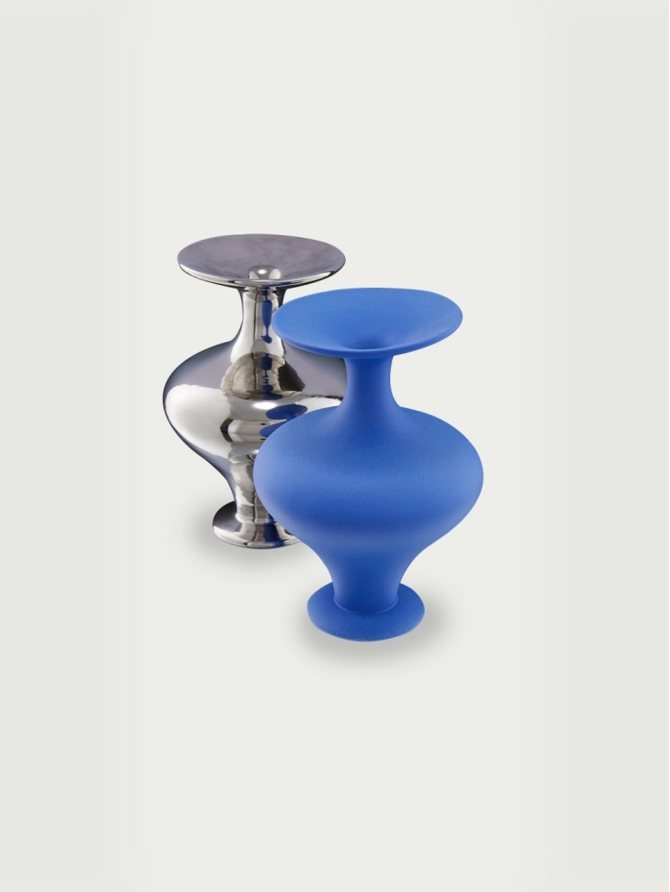 Klein blue China vase