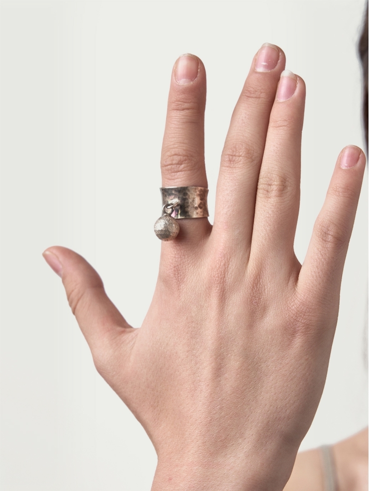 EMPRESS47 Swaying Ball Wide Ring