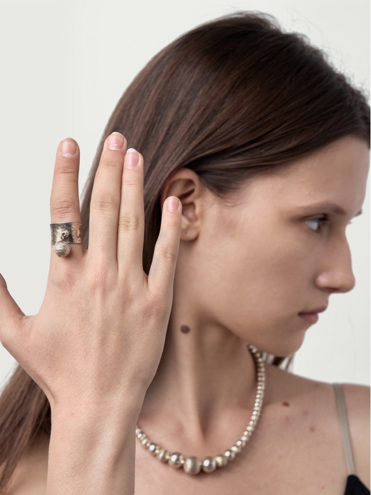 EMPRESS47 Swaying Ball Wide Ring