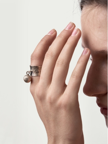 EMPRESS47 Swaying Ball Wide Ring