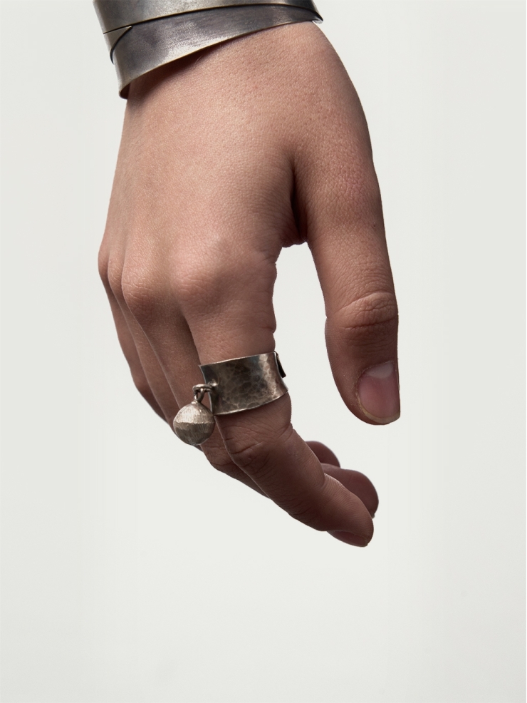 EMPRESS47 Swaying Ball Wide Ring