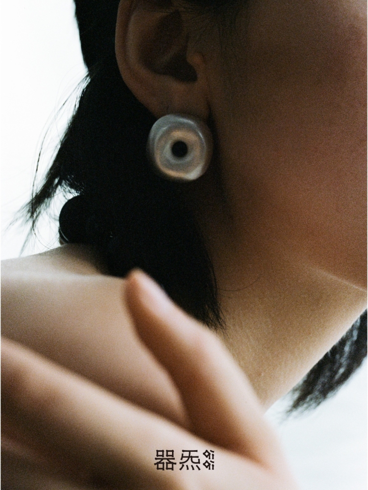 Small ebony tree hollow earrings