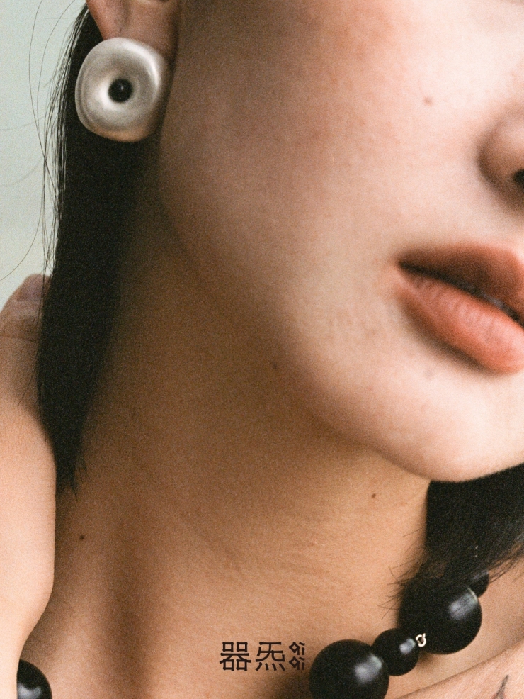 Small ebony tree hollow earrings