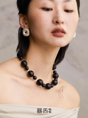 Small ebony tree hollow earrings