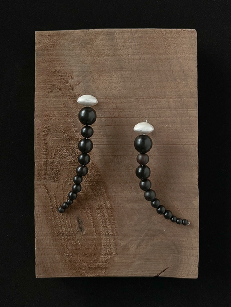 Flexible beads earrings